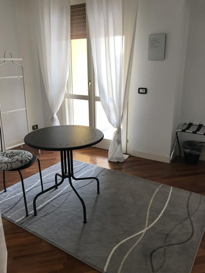 Guesthouse Flora ロディ エクステリア 写真